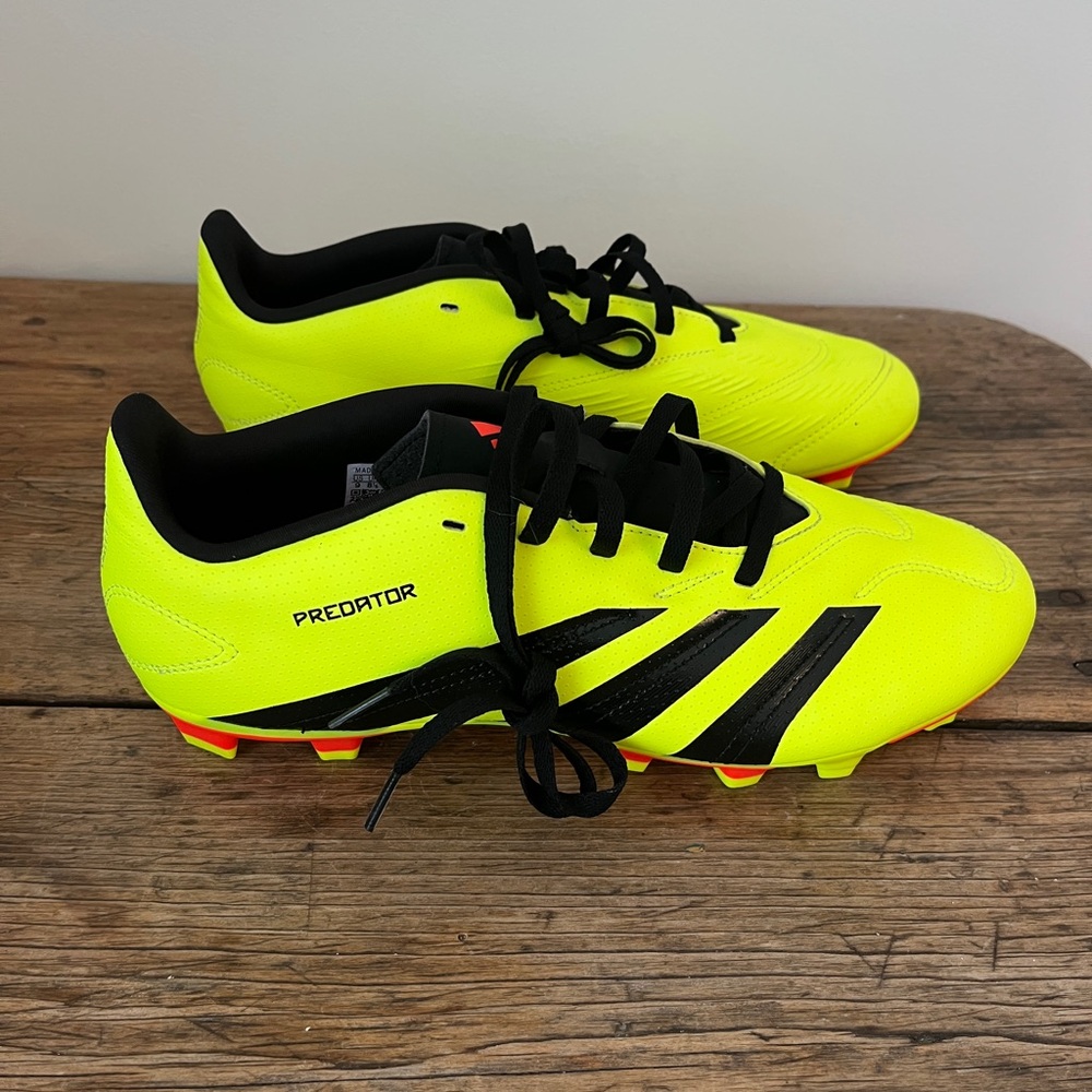 Adidas Predator Neon Yellow Black cleats Men’s 9 (never worn!)